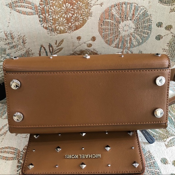 ❗️SOLD❗️Michael Kors Ellis Purse studded wristlet - Picture 4 of 8